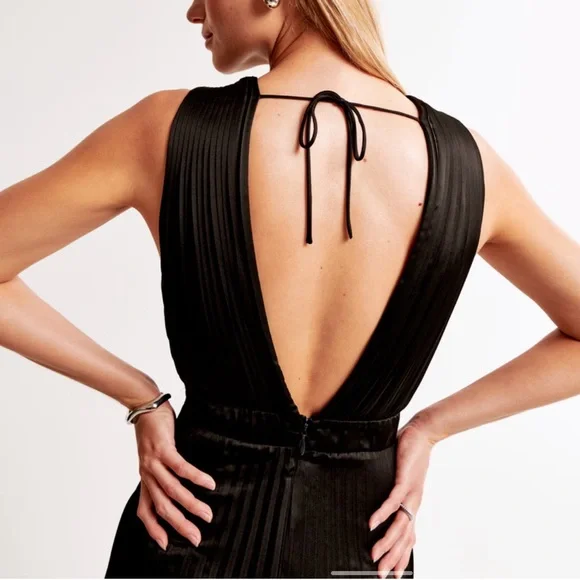 🔥 The A&F Giselle Pleated Jumpsuit Sz small New with tag - Picture 4 of 7